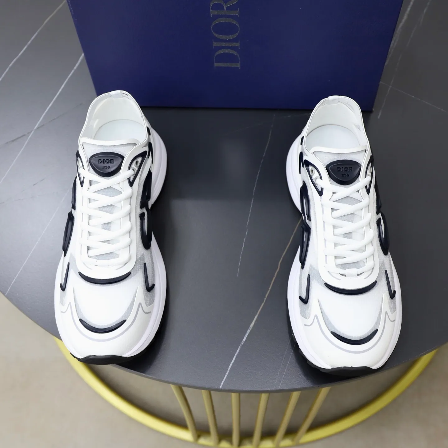 Ex-factory price: 560💰DIOR#B30 COUNTDOWN TECH shoes 1. Inspired by lighter running shoes this season 2. Made of multi-layer transparent nylon upper, futuristic 3. CD30 rubber logo on the tongue/heel to highlight the brand style 4. Equipped with ultra-light foam midsole for the ultimate comfortable wearing experience 5. The entire series uses WELDED (seamless bonding) technology to ensure durability and lightness 6. Full size dopamine color matching, 39-45 (38, 46 customized)